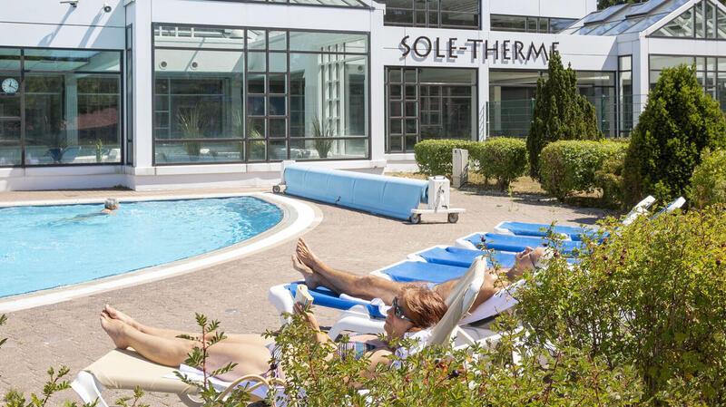 Sole-Therme Otterndorf: Wie ein Köpper Geschichte schrieb Badespaß seit 50 Jahren: Die Sole-Therme ist eine tragende Säule für den Tourismus in Otterndorf. Das Schwimmbad wurde am 7. Mai 1975, vor 50 Jahren, eröffnet.