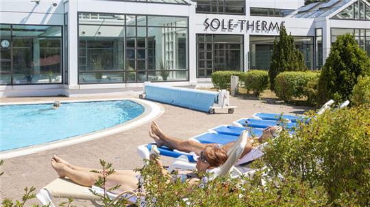 Badespaß seit 50 Jahren: Die Sole-Therme ist eine tragende Säule für den Tourismus in Otterndorf. Das Schwimmbad wurde am 7. Mai 1975, vor 50 Jahren, eröffnet.