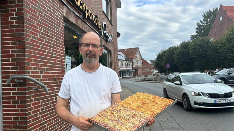 Bäckermeister Christian Pagel macht sich Sorgen wegen der Pläne zur Verkehrsberuhigung der Straße „Am Fleet“ in Jork.