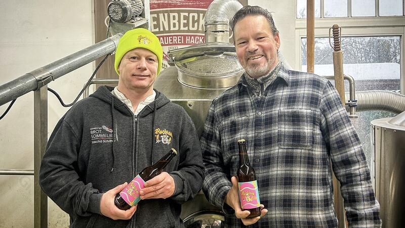 Bäckermeister Sascha Schäfer (links) und Braumeister Marco Hacker haben gemeinsam ein Bier hergestellt: das Backsau Ale.