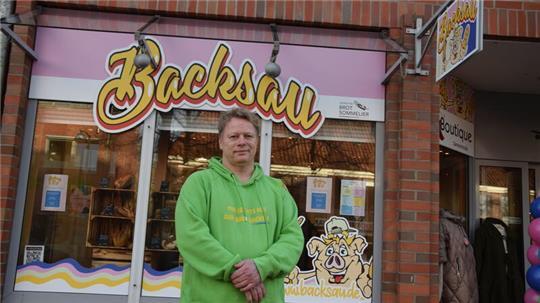 Bäckermeister Sascha Schäfer steht vor der neuen Filiale an der Straße Zwischen den Brücken.