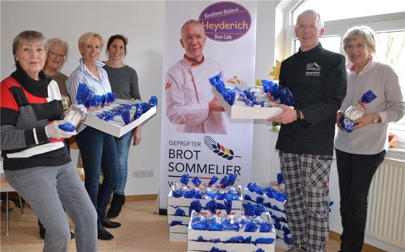 Bäckermeister Wolfgang Heyderich – hier mit den Lionessen Regine Stempnewicz, Gerlinde Schmidt-Pohl, Maria Luiken, Anna Große Holz und Helga Geier (von links) – unterstützt seit vielen Jahren den Lions Club Stade.