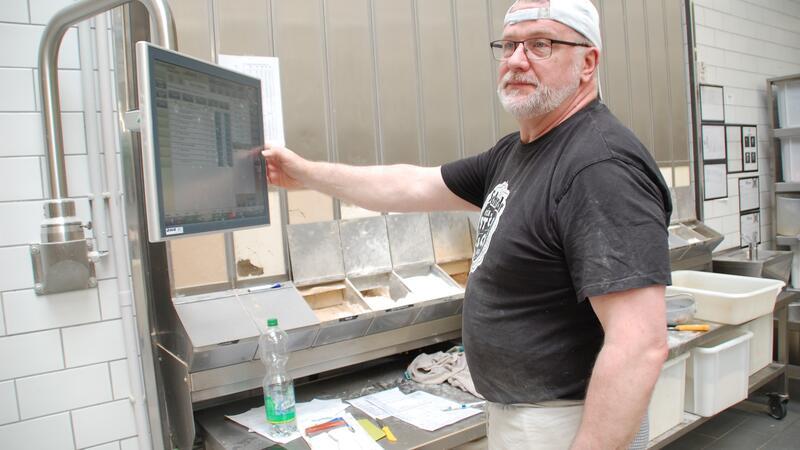 So trotzt die Bäckerei Schrader dem Branchensterben Bäckermeister und Dozent Jörg Enkhardt arbeitet in der Bäckerei Schrader mit modernster Technologie.
