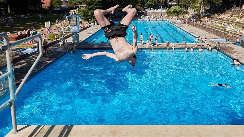 Bäderland Hamburg hat eine erste Zwischenbilanz der Freibadsaison gezogen. (Symbolbild)
