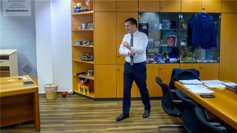 Bälle neben dem Schreibtisch: Sven Schulze (CDU).