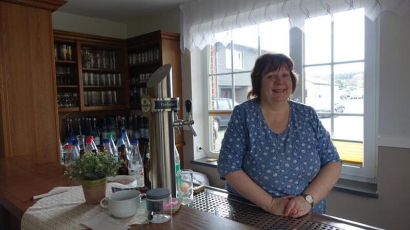 Bärbel Kröncke bedauert die Schließung des Gasthauses sehr und versucht nun, das Beste aus der verbleibenden Zeit zu machen.