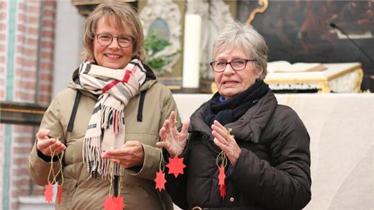 Bärbel Leuenroth und Angelika Binz vom Wunschbaumteam hoffen wieder auf viele Sternepflücker.
