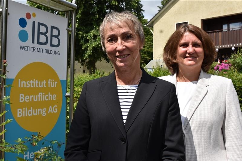 Bärbel Peters und Katrin Witte vom Institut für Berufliche Bildung (IBB) sehen die Digitalisierung als große Chance für den Bildungssektor. Foto: Weselmann