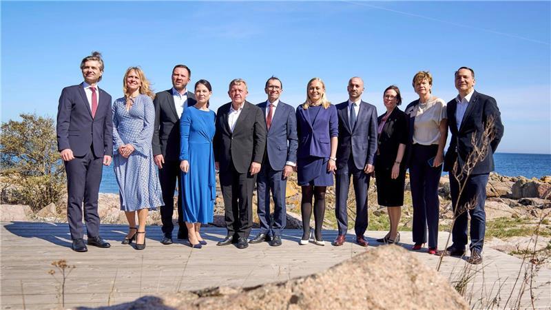 Baerbock (4. v. l.) und ihre Kolleginnen und Kollegen posieren für ein Gruppenfoto auf Bornholm.