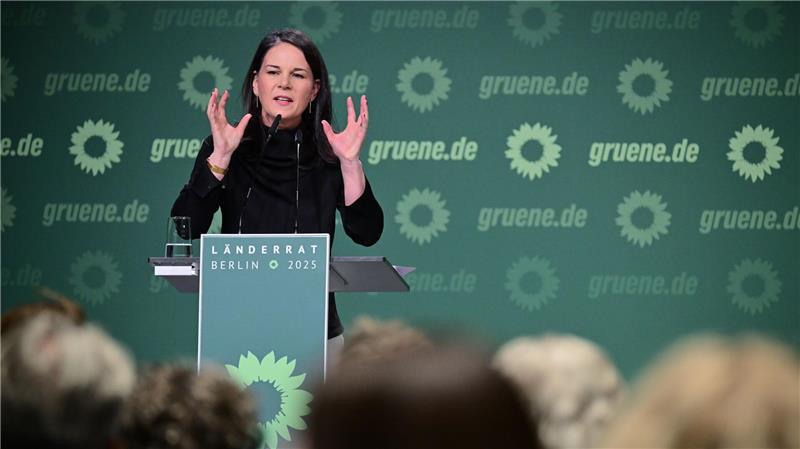 Grünen-Parteitag: Kämpferischer Start in die Opposition Baerbock meint: Neben Humanität müssen die Grünen auch Härte zeigen im Umgang mit manchen Migranten.