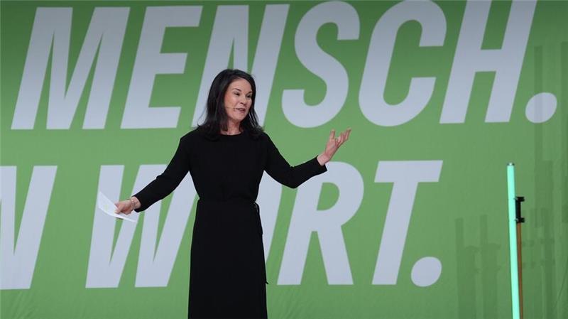 „Dumme Sprüche“: Grüne teilen gegen Mitbewerber aus Baerbock rügt Scholz-Reaktion auf Musk-Attacken.