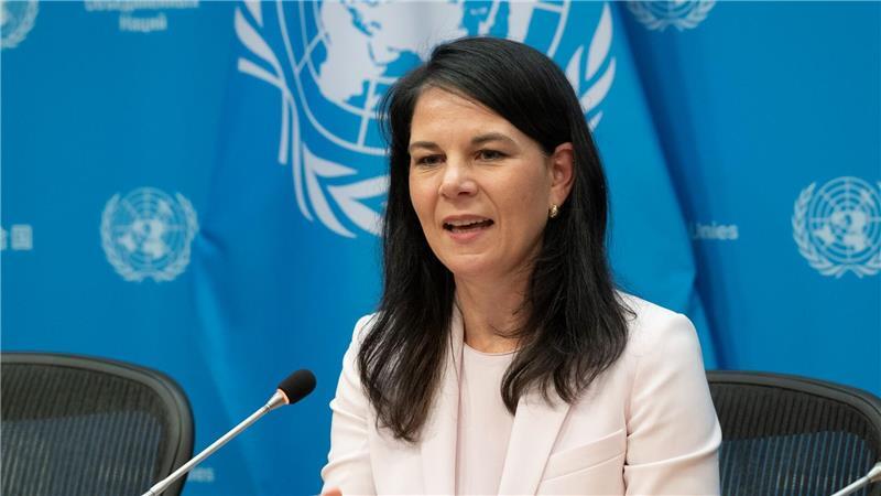 Baerbock zeigt keine Begeisterung für Trumps Vorstoß.