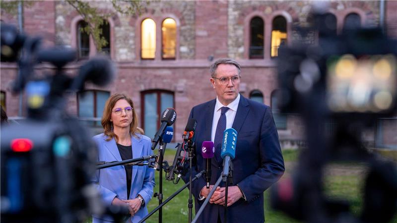 Bätzing-Lichtenthäler und Schweitzer äußerten sich vor der SPD-Geschäftsstelle. 
