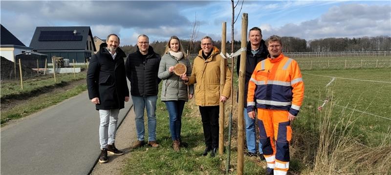 Wo in Horneburg 50 Bäume gepflanzt werden Bäume für Bienen werden in der Samtgemeinde Horneburg gepflanzt: Niels Schütte, Thomas Bösch, Rieke Löhden, Knut Willenbockel, Jörk Philippsen und Rainer Rambow. Foto: Lohmann