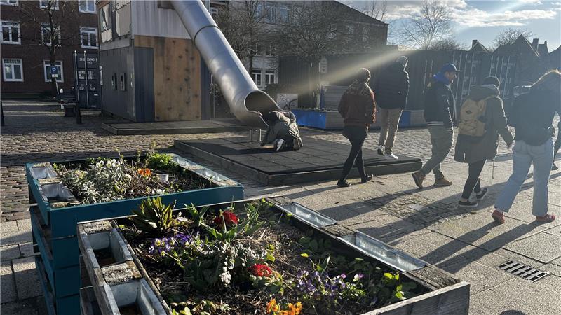 Bäume trägt das Parkhaus unter dem Platz nicht: Hochbeete in Kisten müssen reichen.