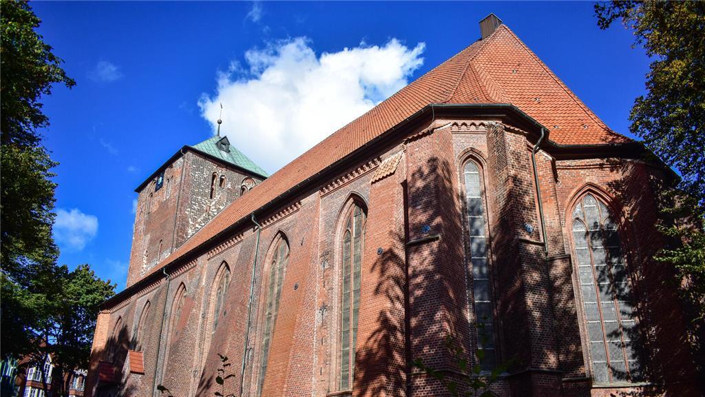 Bäume und Gebäude der Altstadt verstecken die St.-Wilhadi-Kirche. Wer Turm und L...