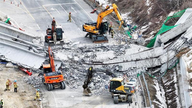Bagger arbeiten an den Trümmern nach dem Einsturz einer Brücke in Südkorea.