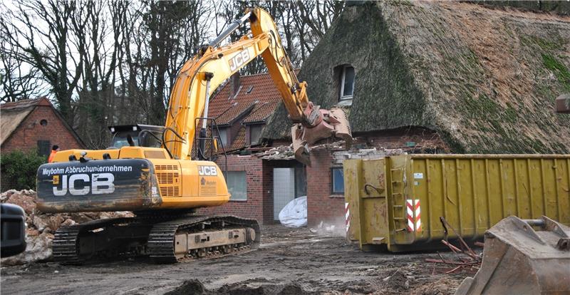 Bagger auf dem Geflügelhof : Das Reetdachhaus am Ende des Mauerwegs wird abgerissen. Foto Lohmann
