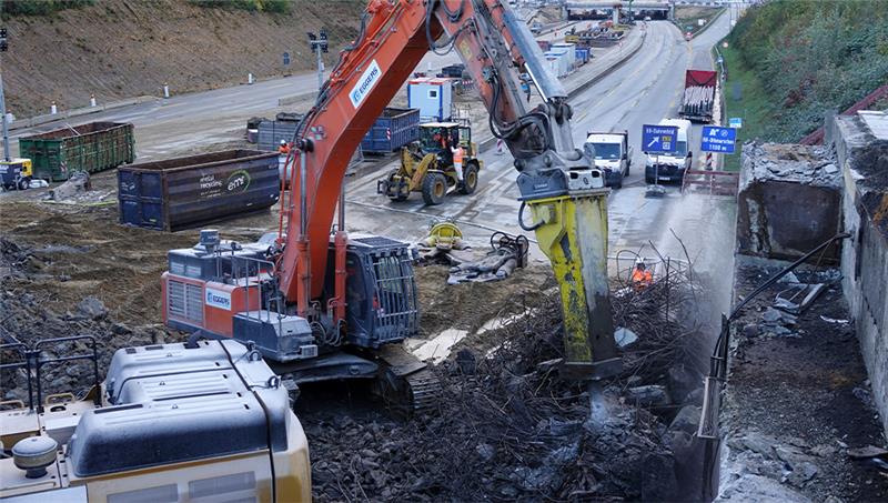Vollsperrung auf der A7: So kommen die Bauarbeiten in Hamburg voran Bagger reißen eine Brücke über der A7 in Hamburg ab. Die Autobahn nördlich und südlich des Elbtunnels wird von sechs auf acht Spuren erweitert. Foto: Kilian Genius/dpa