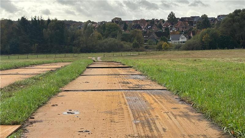 Nach Verzögerungen: In der Steinfeldsiedlung kann jetzt gebaut werden Bagger und Co. gelangen über diese Stahlplatten zur Aue.