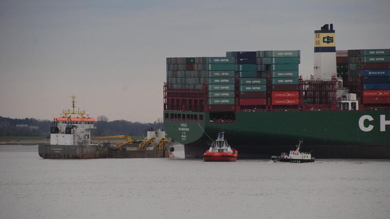Baggerschiffe und Schlepper halfen, das Mega-Schiff zurück in die Fahrrinne zu holen.