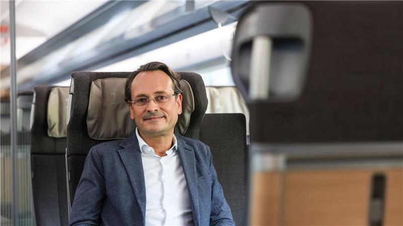 Bahn-Fernverkehrsvorstand Michael Peterson sieht eine größere Akzeptanz von langen Zugreisen. (Archivbild) 