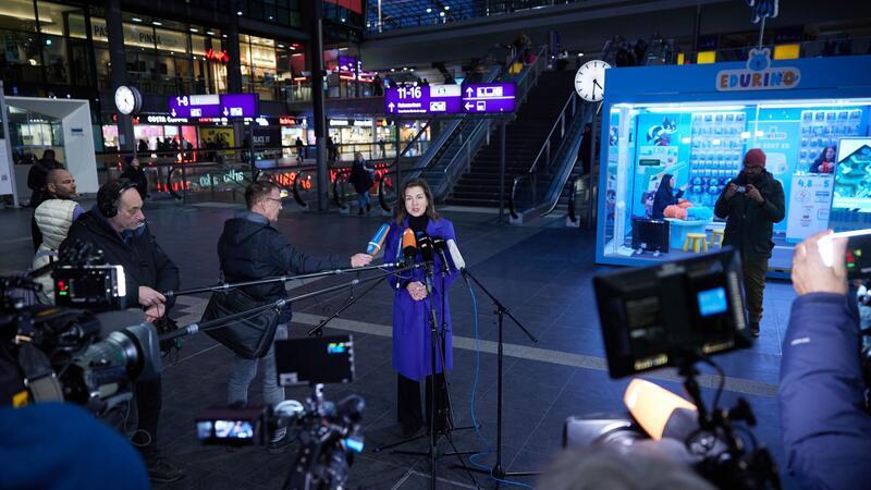 GDL beendet Streik bei Bahn und S-Bahn - auch im Kreis Stade Bahn-Konzernsprecherin Anja Bröker gibt im Berliner Hauptbahnhof ein Statement ab.