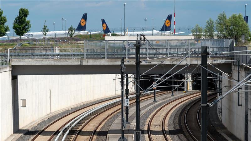 Bahn oder Flugzeug? Der Preis spielt bei der Entscheidung eine Rolle. (Symbolbild)