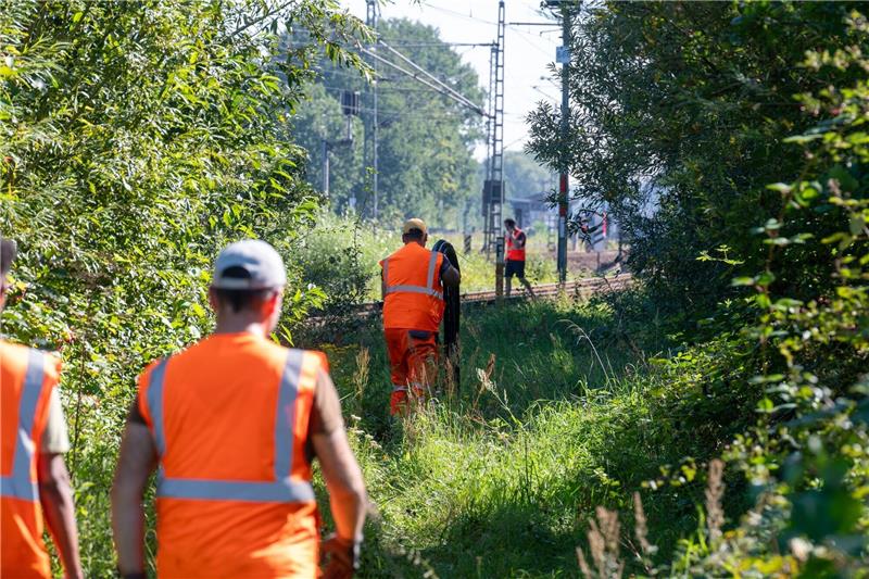 Bahnarbeiter an den Gleisen im Stadtteil Allermöhe.