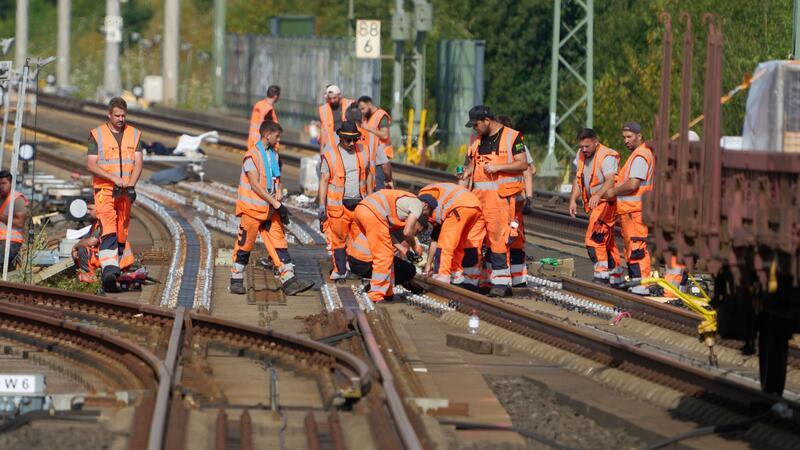 Bahnarbeiter tauschen Weichen und Gleise aus. (Foto Archiv)