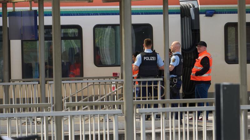 Schwerverletzter bei Messerangriff in Zug Bahnbedienstete und Polizeibeamte am Bahnhof in Niederlahnstein. In der Regionalbahn hat es einen Messerangriff auf einen Fahrgast gegeben.