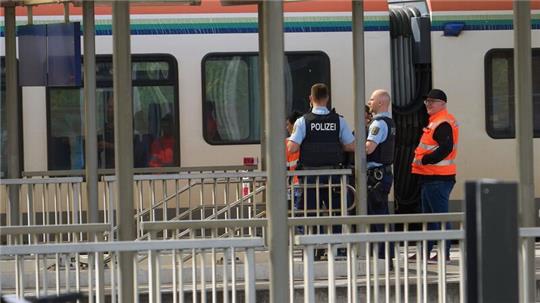 Bahnbedienstete und Polizeibeamte am  Bahnhof in Niederlahnstein. In der Regionalbahn hat es einen Messerangriff auf einen Fahrgast gegeben.