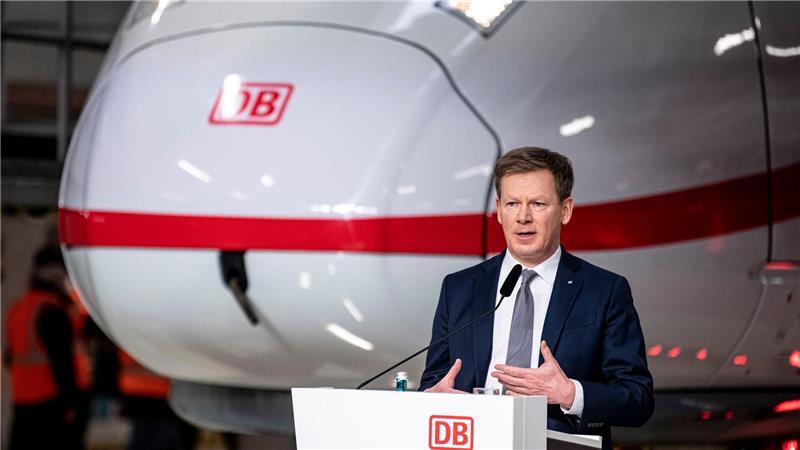 Verkehrsminister kündigt Bahn-Strategie bis Spätsommer an Bahnchef Richard Lutz dürfte noch einige Monate Zeit haben, bis eine Entscheidung über seinen Verbleib an der Konzernspitze getroffen wird. (Archivbild)