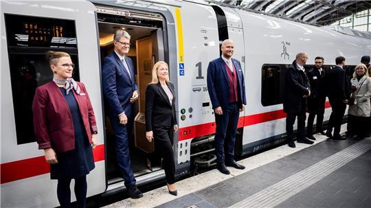 Bahnchefin Evelyn Palla (3.v.l.) und Verkehrsminister Patrick Schnieder (CDU, 2.v.l) bei der Vorstellung des neuen ICE L.