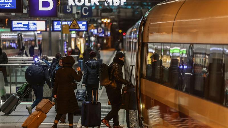 Bahnchefin Evelyn Palla will im Fernverkehr im kommenden Jahr eine Pünktlichkeit von mindestens 60 Prozent erreichen. (Archivbild)