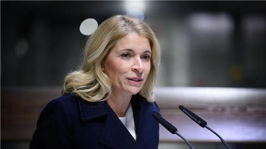 Bahnchefin Evelyn Palla will nach dem tödlichen Angriff auf einen Zugbegleiter einen Sicherheitsgipfel mit den Sicherheitsverantwortlichen im Bahnverkehr einberufen. (Archivbild)