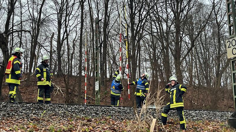 Bahnstrecke stundenlang gesperrt: Landrat fordert Baumfällungen Bahnerdungsspezialisten der Feuerwehr in Aktion.