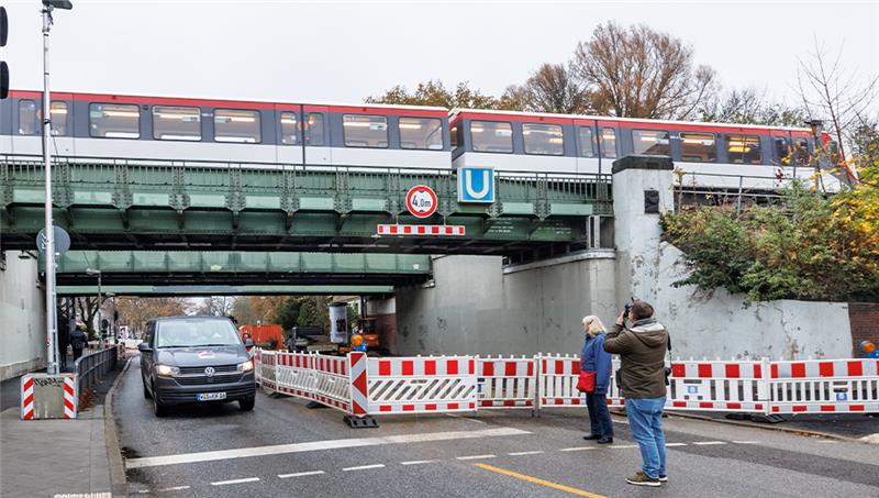 Bahngleise führen über eine Brücke zum Bahnhof Wandsbek-Gartenstadt. Foto: Markus Scholz/dpa