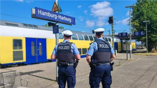 Bahnhof Harburg-Eine Streife der Bundespolizei auf dem Weg zum Metronom-Zug..Quelle Symbolfoto: Bundespolizeiinspektion Hamburg