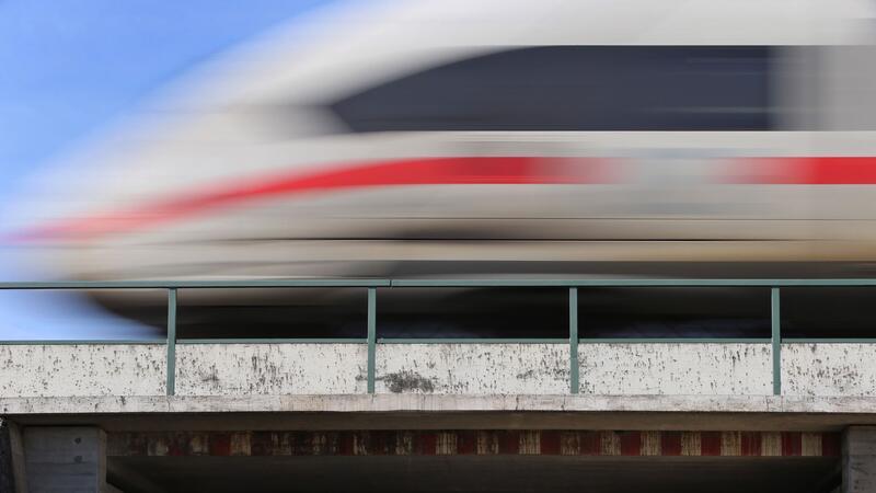 Bahnkunden drohen wegen stark steigender Trassenpreise teurere Tickets und weniger Verbindungen.