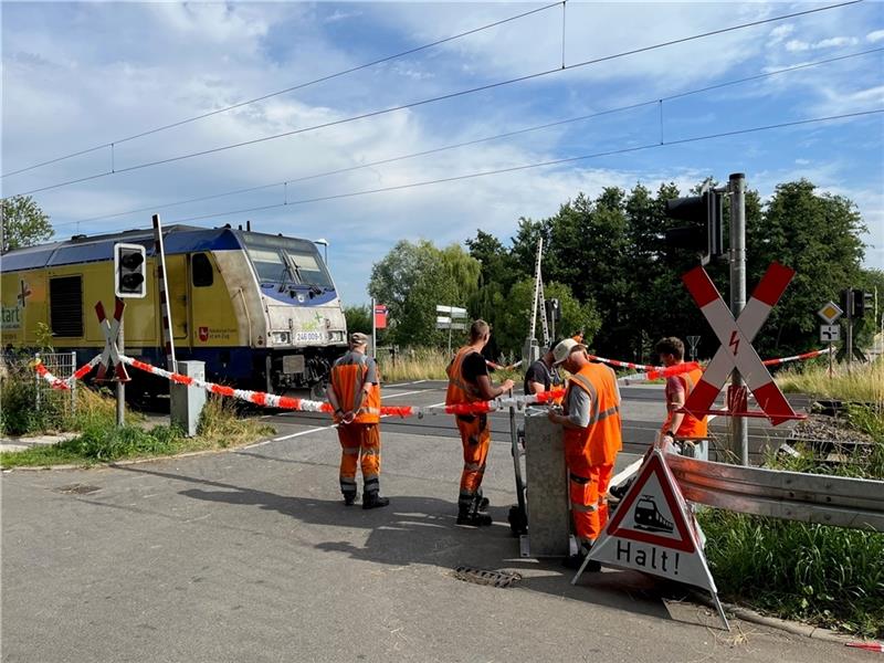 Bahnmitarbeiter reparierten in Agathenburg die Technik zum Schließen der Schranken. Foto: Vasel