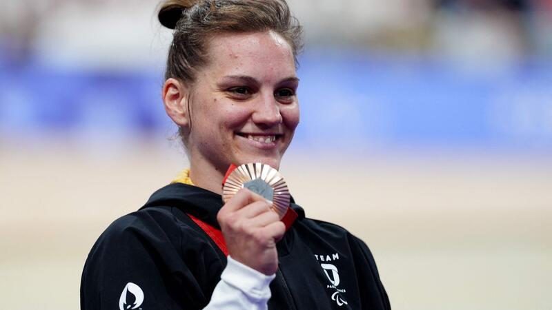 Bahnrad-Fahrerin Maike Hausberger freut sich über Paralympics-Bronze.
