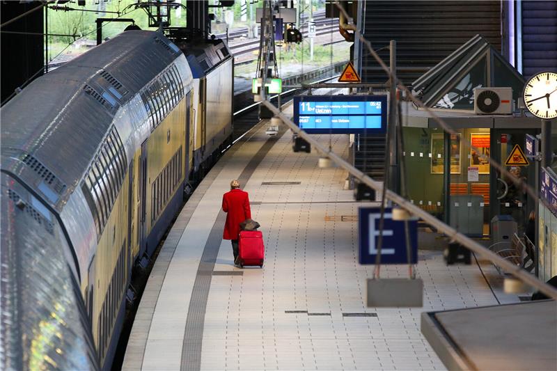 Bahnreisende haben bei Verspätungen und Zugausfällen eine Reihe von Rechten - hier gibt es ab 7. Juni in Teilen Änderungen. Foto: Bodo Marks/dpa/dpa-tmn