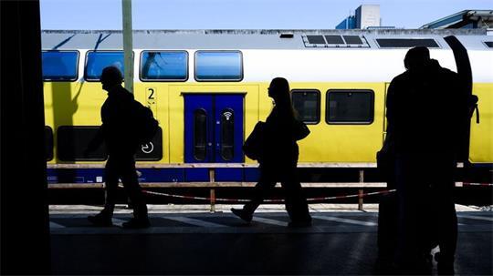Bahnreisende zwischen Bremen und Hamburg brauchen Geduld. (Archivbild)