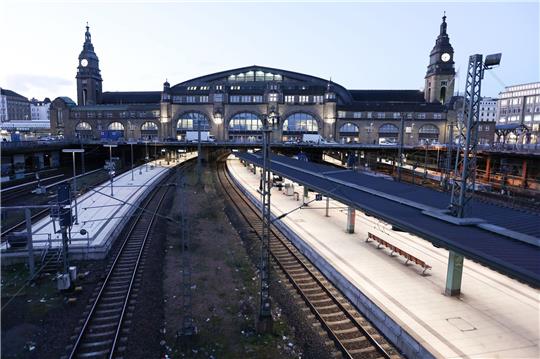 Bahnsteige und Gleise sind am Morgen am Hamburger Hauptbahnhof zu sehen.