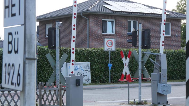 Nach der Sperrung: So geht Heitmannshausen mit dem Durchgangsverkehr um Bahnübergang, abknickende Vorfahrt und 30-Zone - das in Kombination überfordert manchen Autofahrer - so vermuten es einige Anwohner.