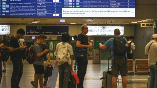 Bahnverkehr wegen Funkstörung bundesweit eingestellt. 