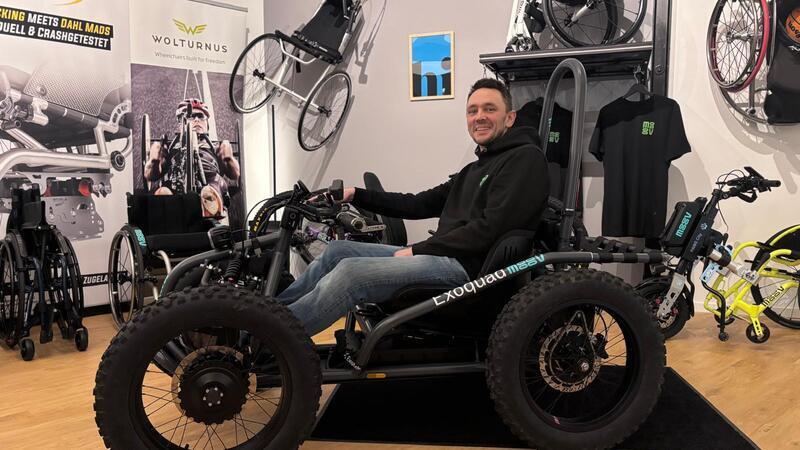 Bajo Tomfohrde im Exoquad. Damit geht es über Stock, Stein und Sand.