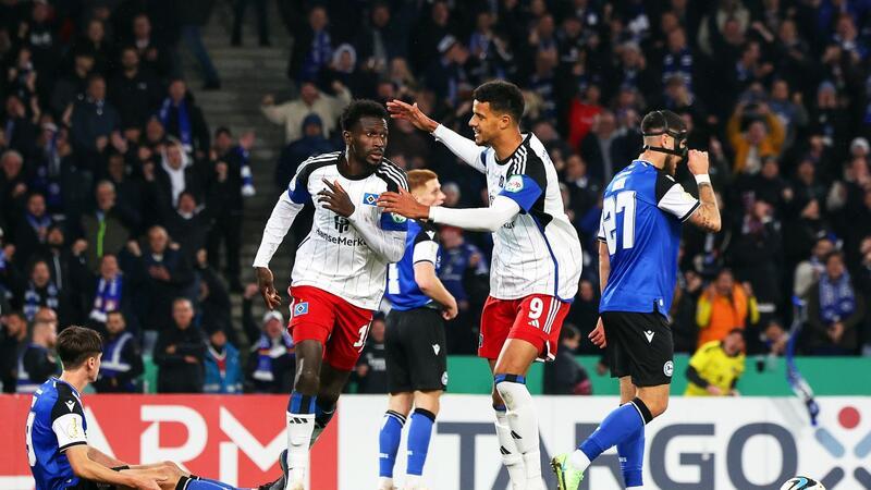 Bakery Jatta (2.v.l) brachte den HSV mit seinem Tor in der Verlängerung in Bielefeld.
