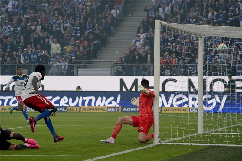HSV feiert Sieg in aufregendem Stadtderby Bakery Jatta vom Hamburger SV (l) erzielt das Tor zum 2:1. Foto: Marcus Brandt/dpa